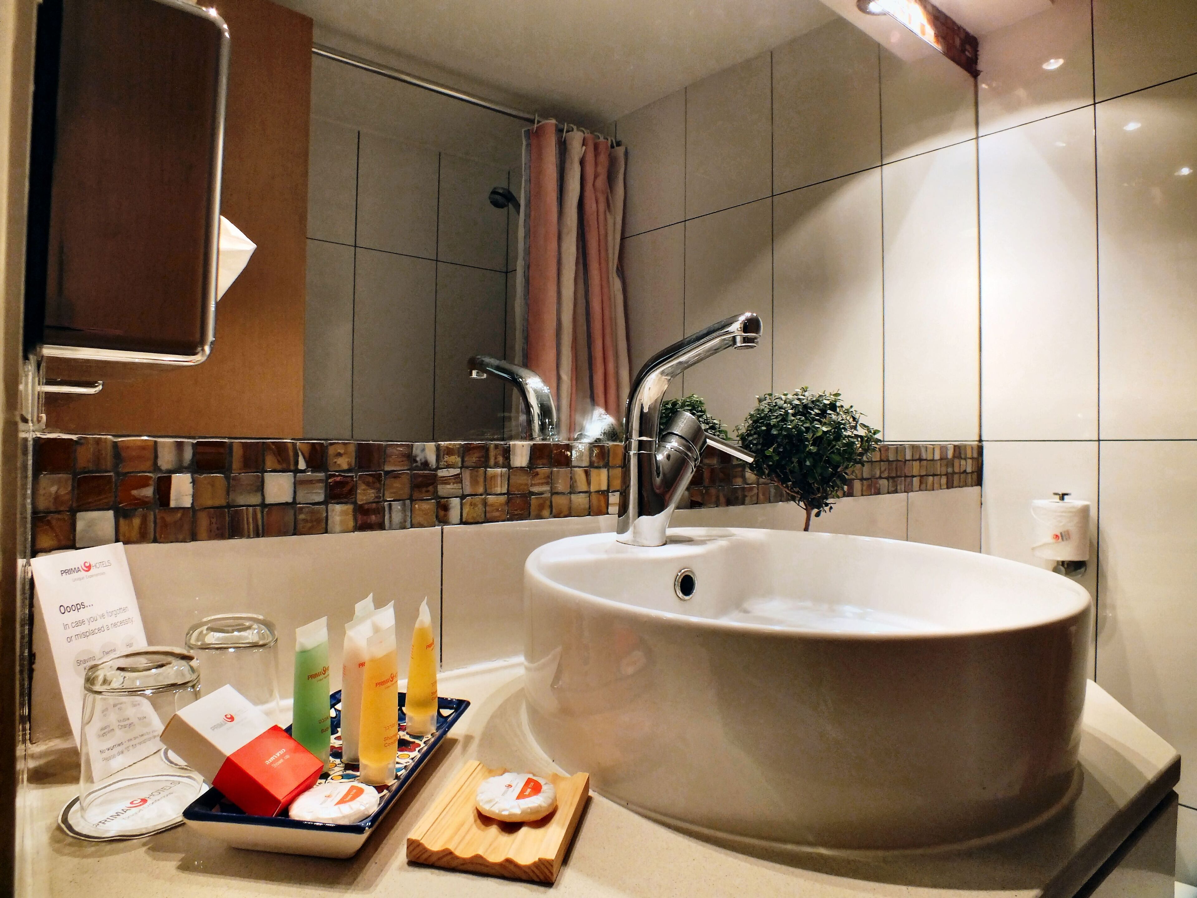 classic triple room | bathroom | combined shower/bathtub, free toiletries, hair dryer, towels