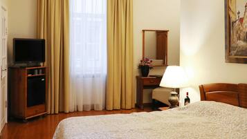 Habitación superior con 1 cama matrimonial o 2 individuales | Edredón, caja de seguridad en la habitación y escritorio