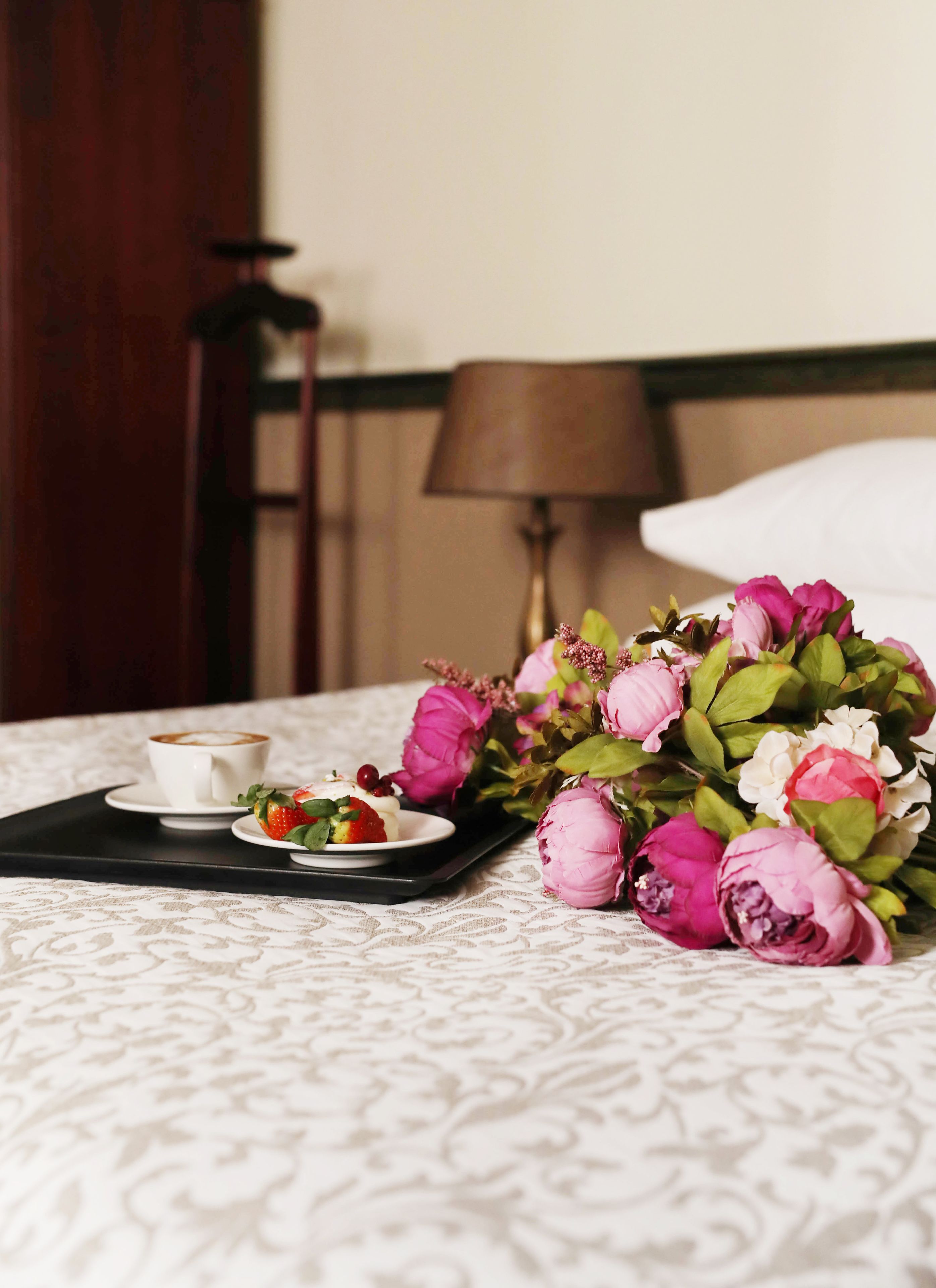 suite, 1 king bed | down duvets, in-room safe, desk, blackout curtains