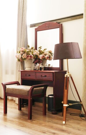 Suite, 1 cama de matrimonio grande | Edredones de plumas, caja fuerte, escritorio y cortinas opacas