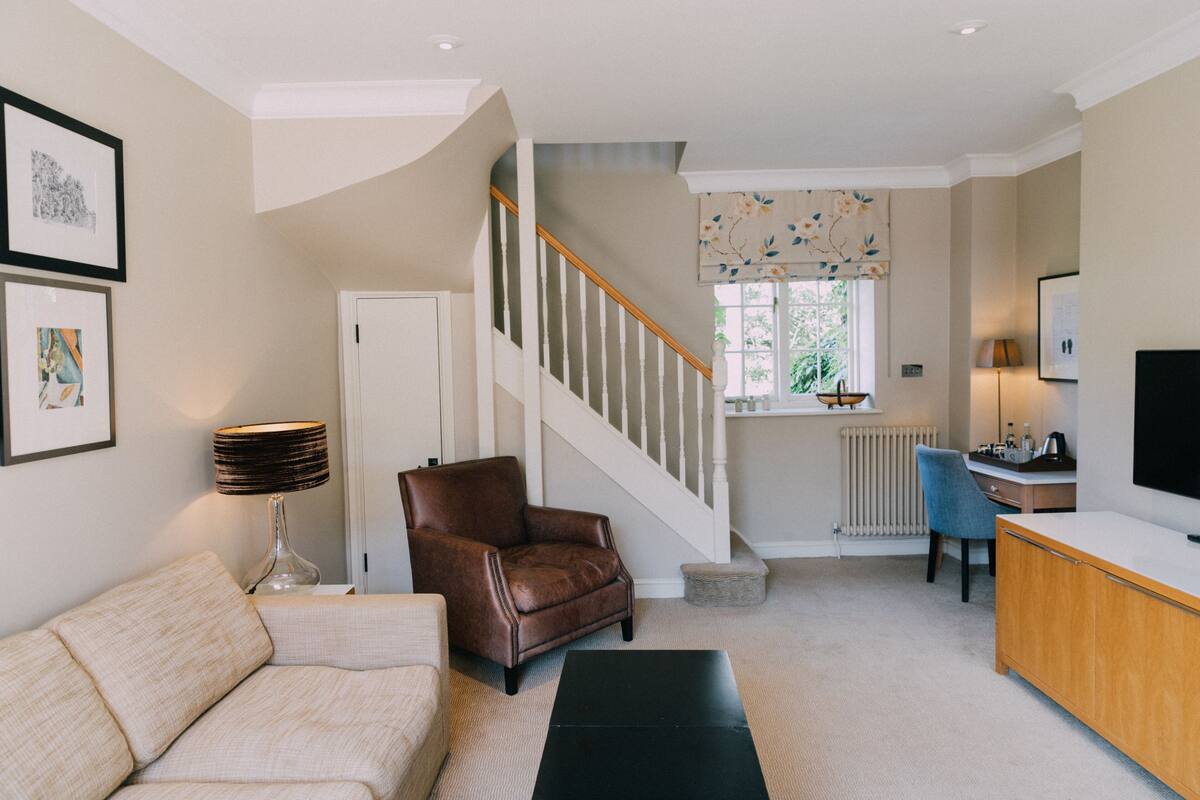 luxury cottage | living area | 40-inch led tv with digital channels, tv, netflix