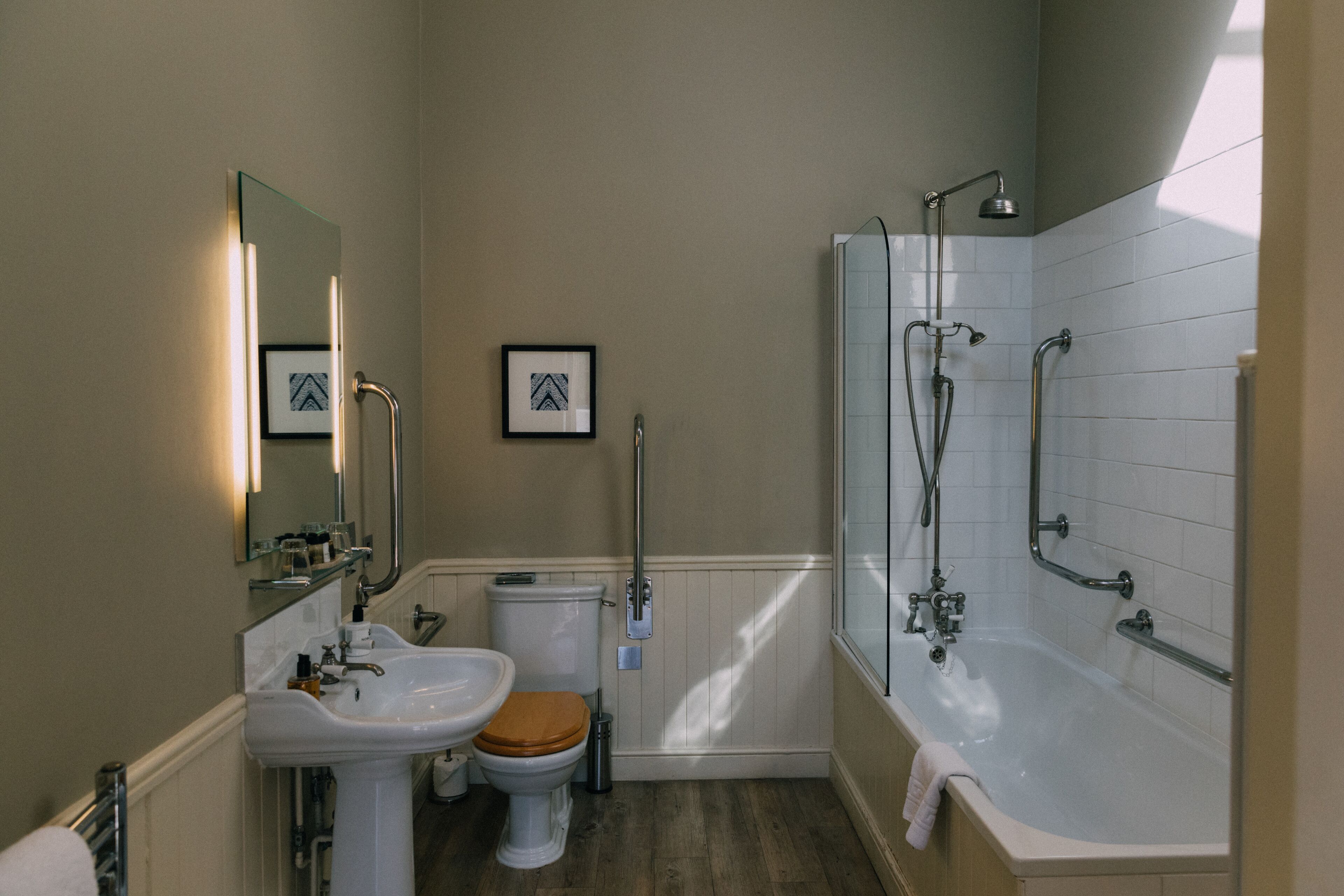 Une salle de bain avec un lavabo, des toilettes et une baignoire.
