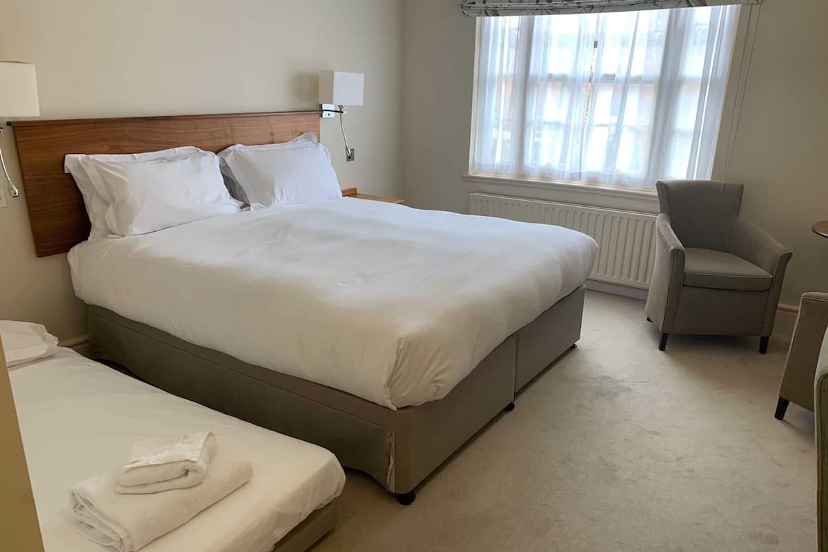 1 Schlafzimmer, hochwertige Bettwaren, Daunenbettdecken, Zimmersafe