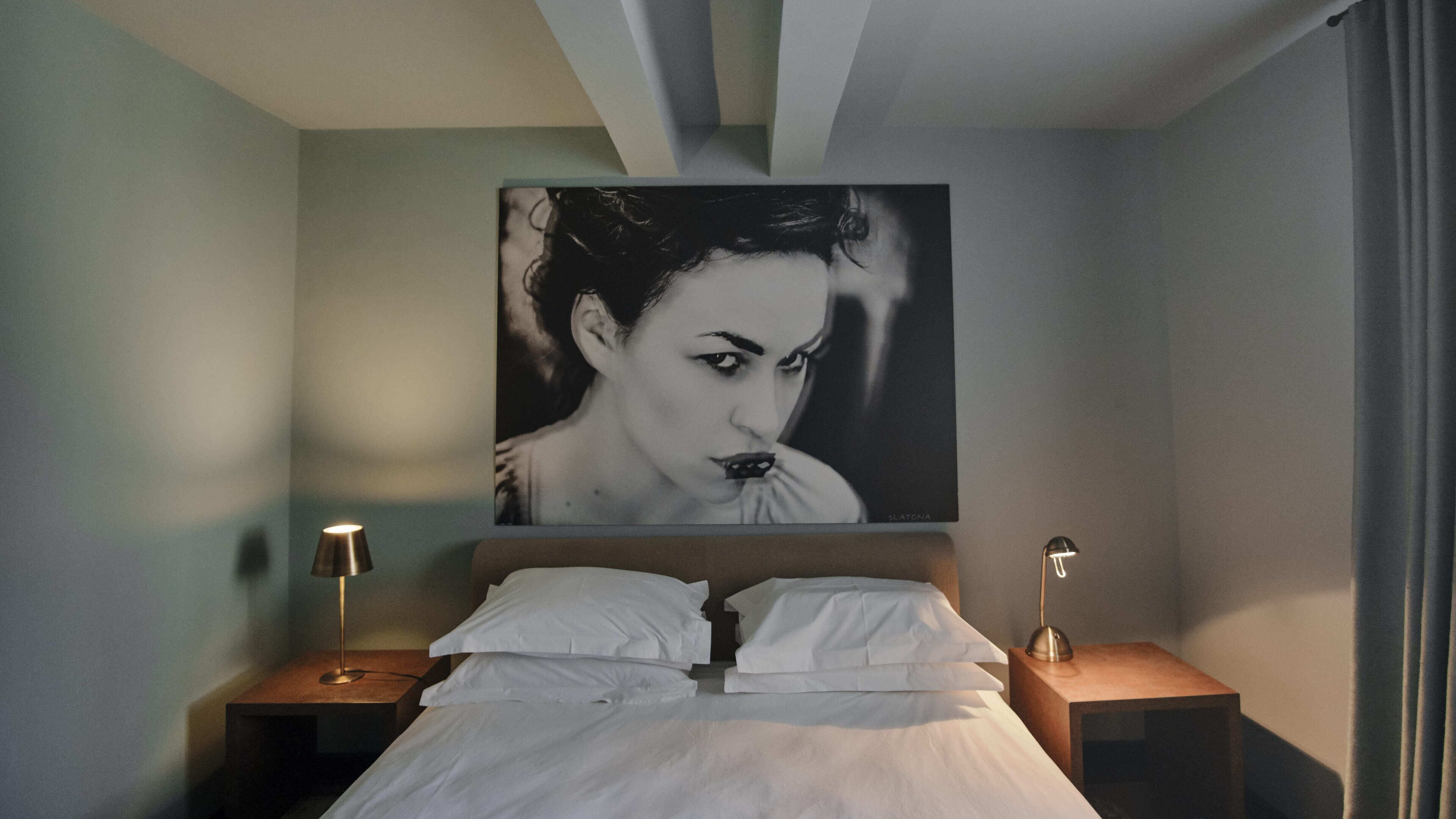 Habitación estándar doble | Ropa de cama de alta calidad, minibar, caja fuerte y escritorio