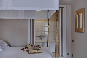 Executive Room | Premium bedding, minibar, in-room safe, individually decorated