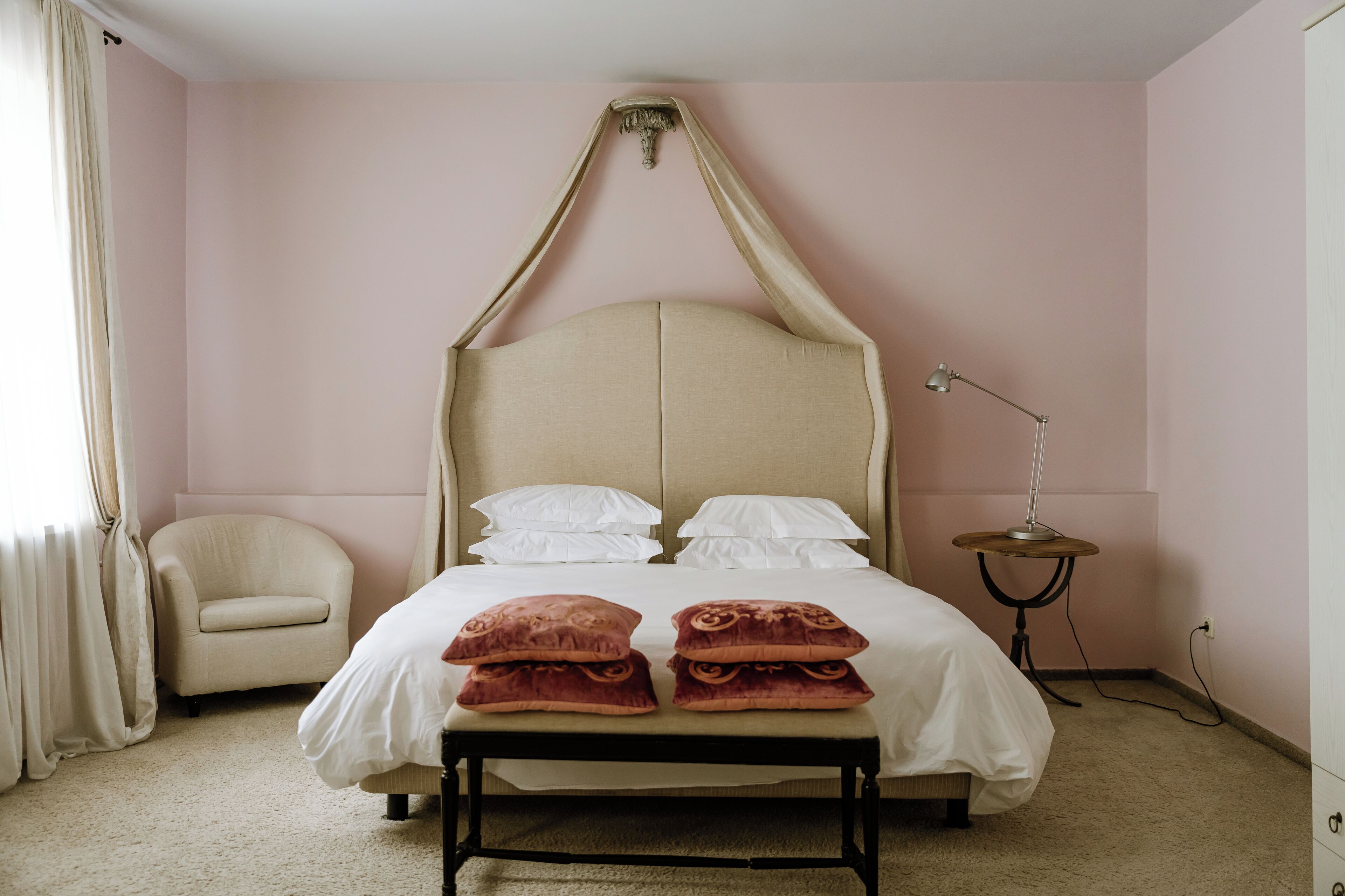 Suite clásica | Ropa de cama de alta calidad, minibar, caja fuerte y escritorio