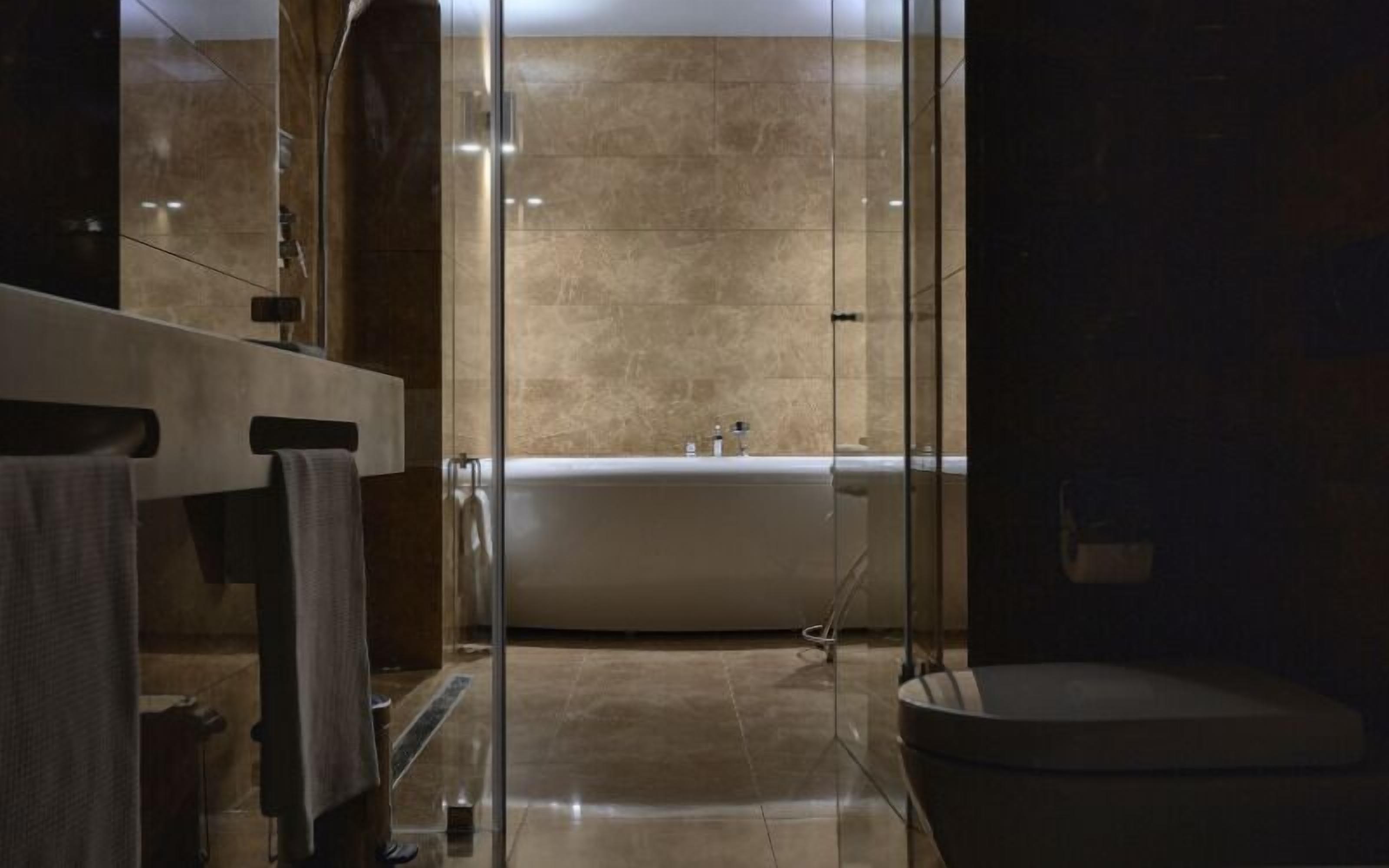 Junior Suite | Bathroom | Free toiletries, hair dryer, bathrobes, slippers