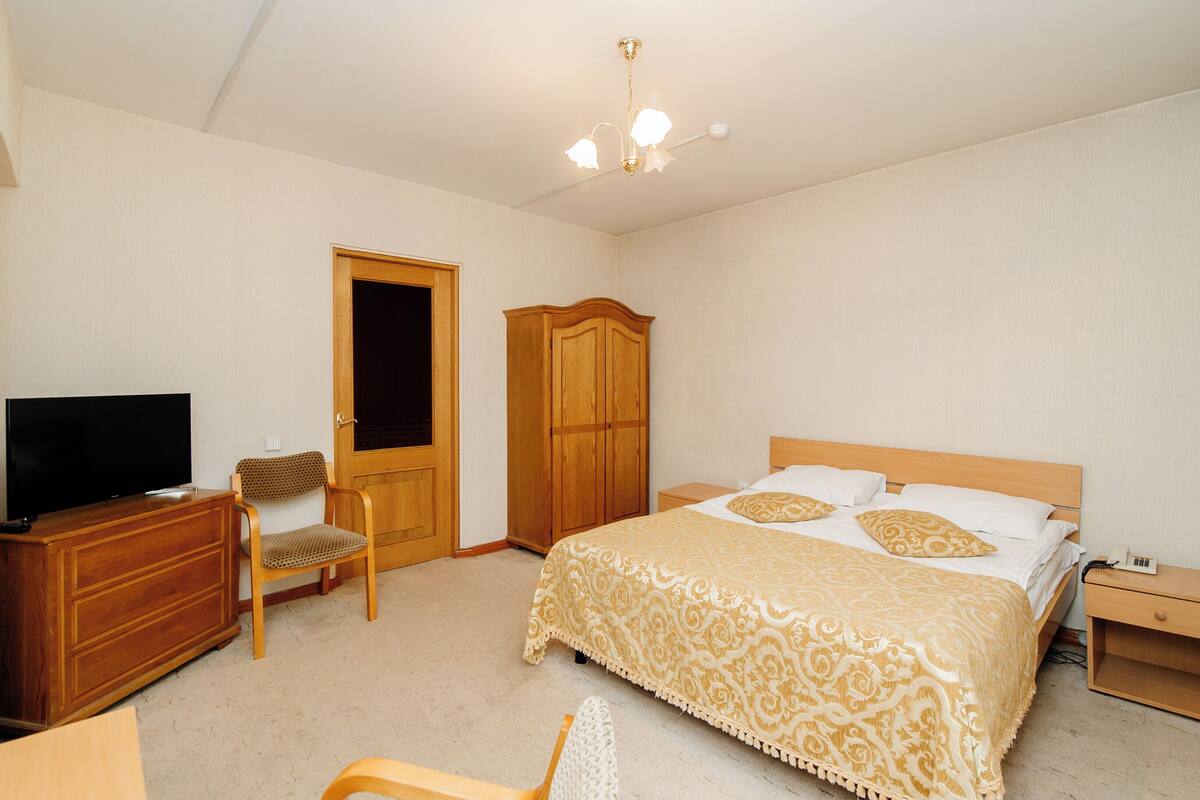 Premium bedding, down comforters, minibar, in-room safe