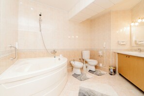 Amenidades de baño gratuitas, secadora de cabello, batas, pantuflas 