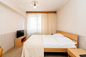 Sengetøy av topp kvalitet, dundyner, minibar og safe på rommet