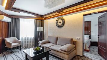 Suite Deluxe, 2 grands lits, vue ville | Coin séjour