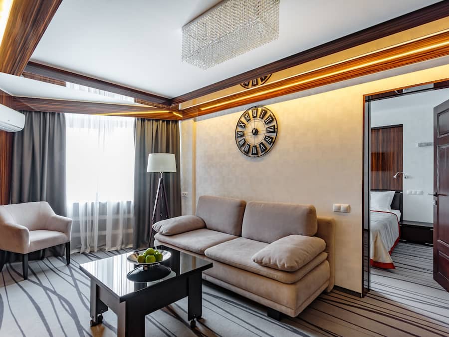 Suíte luxo, 2 camas Queen, vista para a cidade | Área de estar | TV