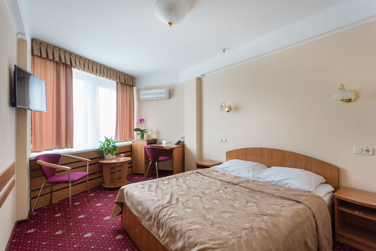 Standard Double Room | Desk, laptop workspace, soundproofing, free WiFi