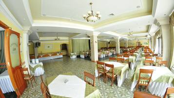 Esmorzar diari d'estil bufet (350 UAH per persona)