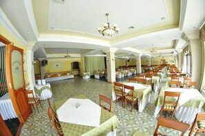 Daily buffet breakfast (UAH 280 per person)