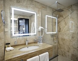 Suite, Park View | Bathroom | Free toiletries, hair dryer, bathrobes, slippers