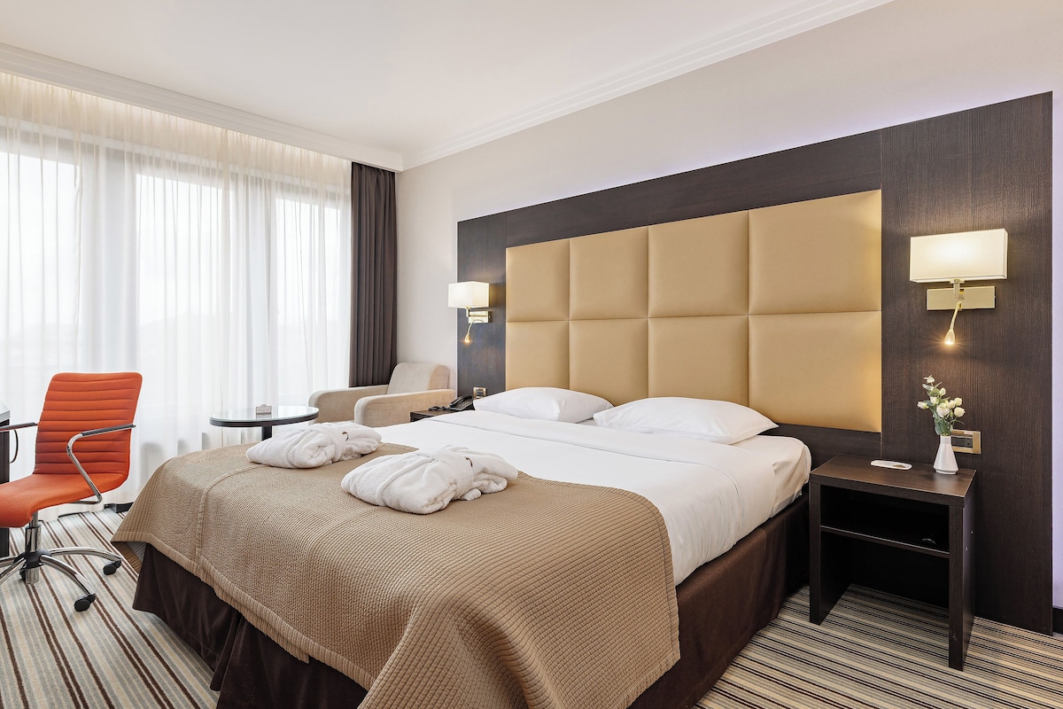 Premier Double Room | Hypo-allergenic bedding available, minibar, desk, blackout drapes
