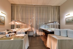 Café da manhã com buffet grátis todos os dias