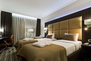 Quarto duplo premier | Roupas de cama premium, frigobar, escrivaninha, cortinas blackout