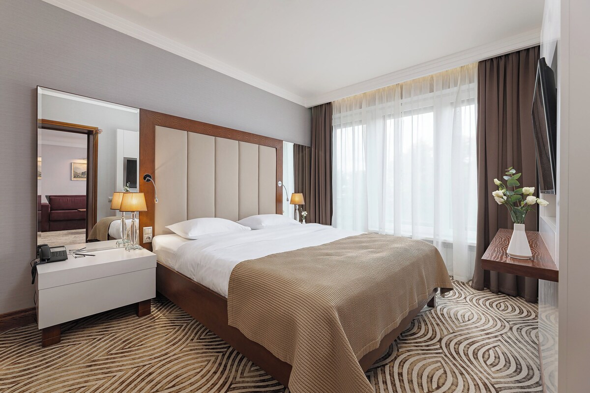 Suite, Park View | Hypo-allergenic bedding available, minibar, desk, blackout drapes