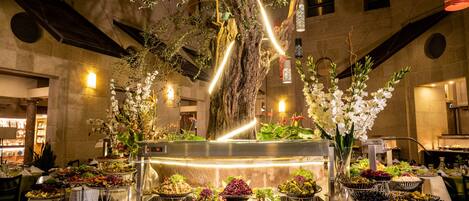 Breakfast, lunch, dinner served; Middle Eastern cuisine