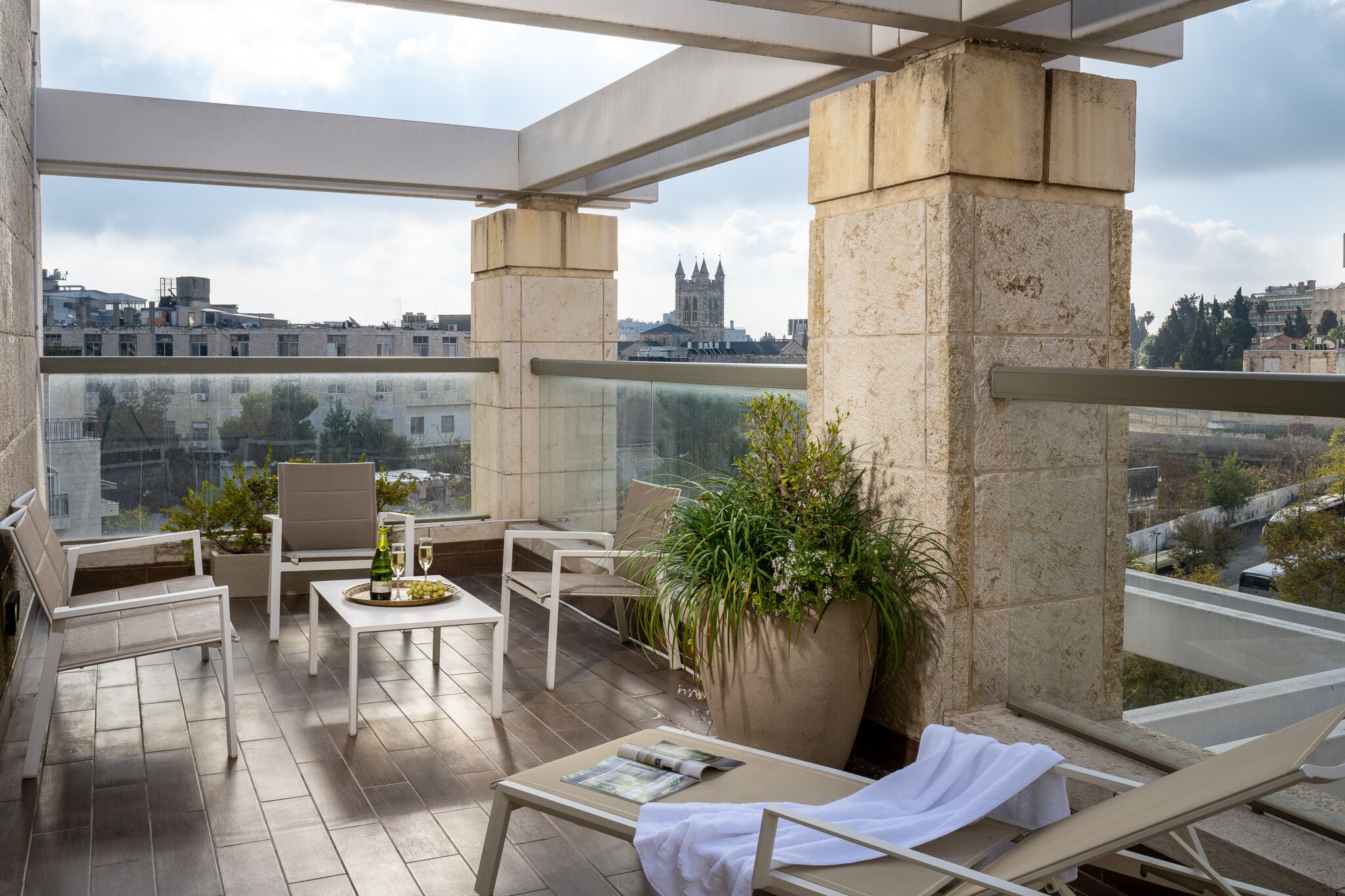 suite, 1 bedroom, balcony | city view