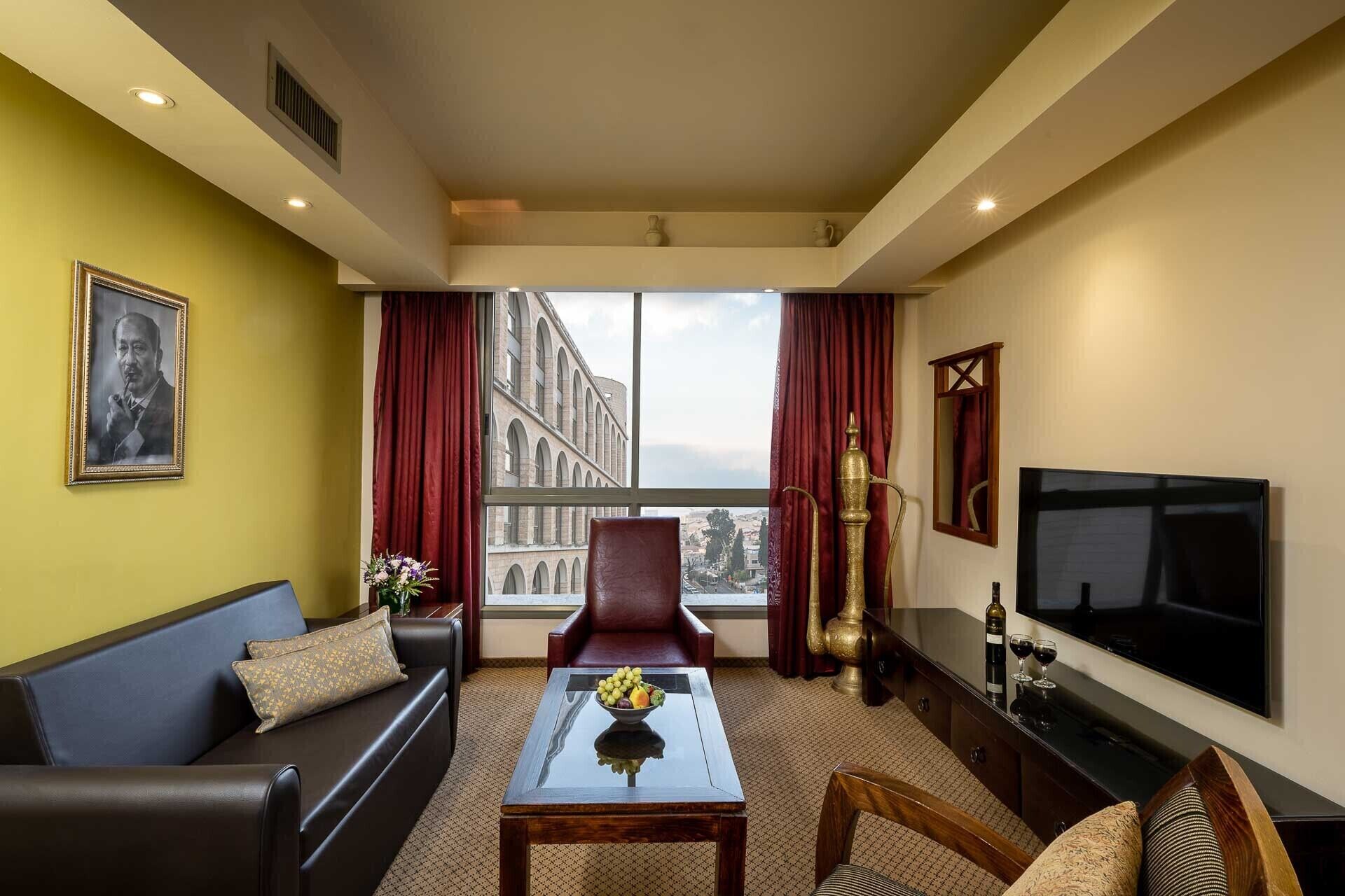 suite, 1 bedroom, balcony | living room | 36-inch lcd tv with satellite channels, tv