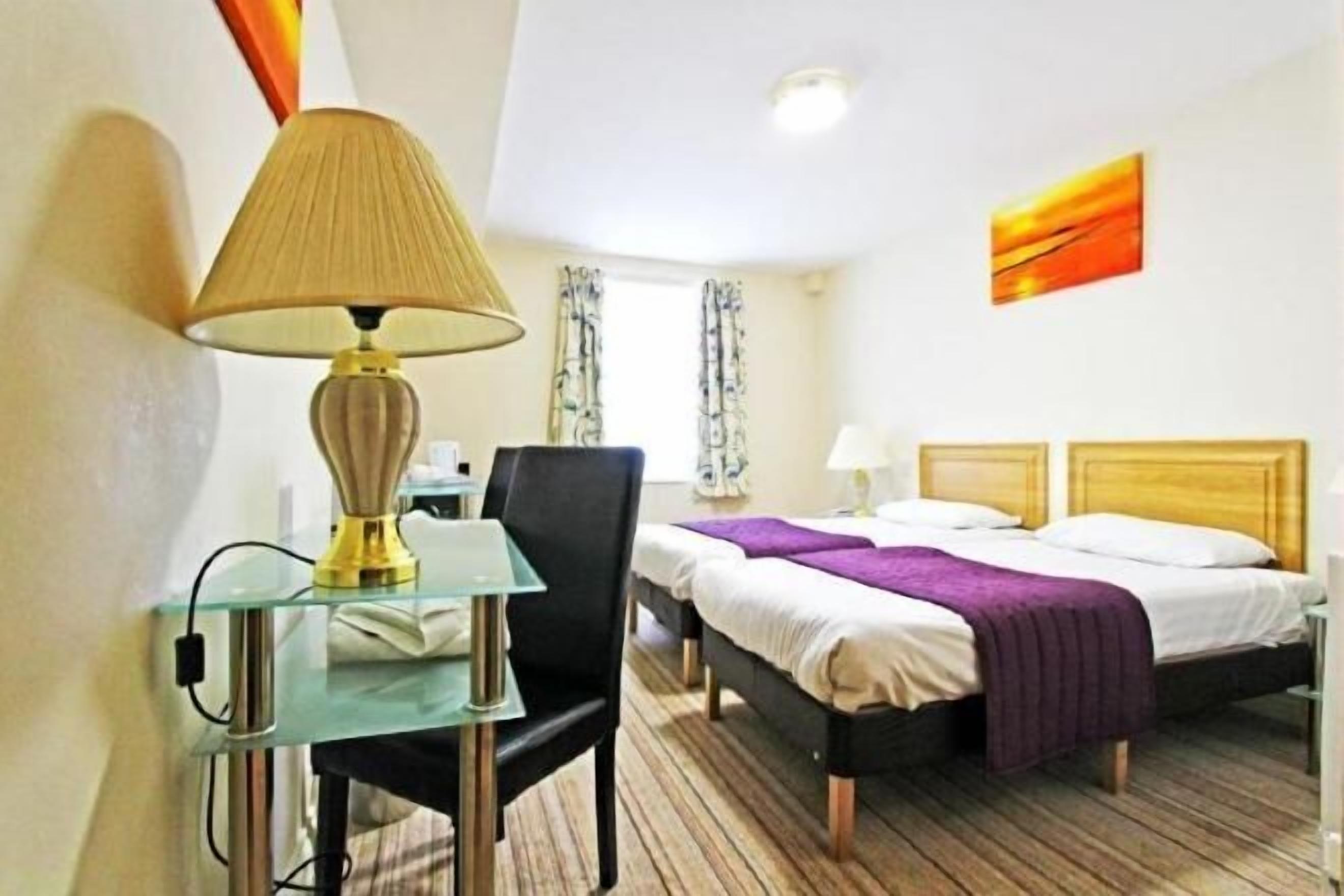 Safe på rommet, skrivebord, wi-fi (inkludert) og sengetøy