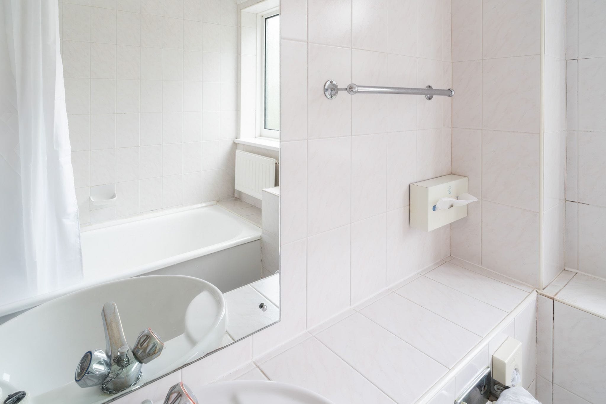 Un baño moderno con bañera, lavabo y cabina de ducha.