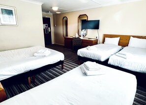 Family Room | In-room safe, desk, free WiFi, bed sheets