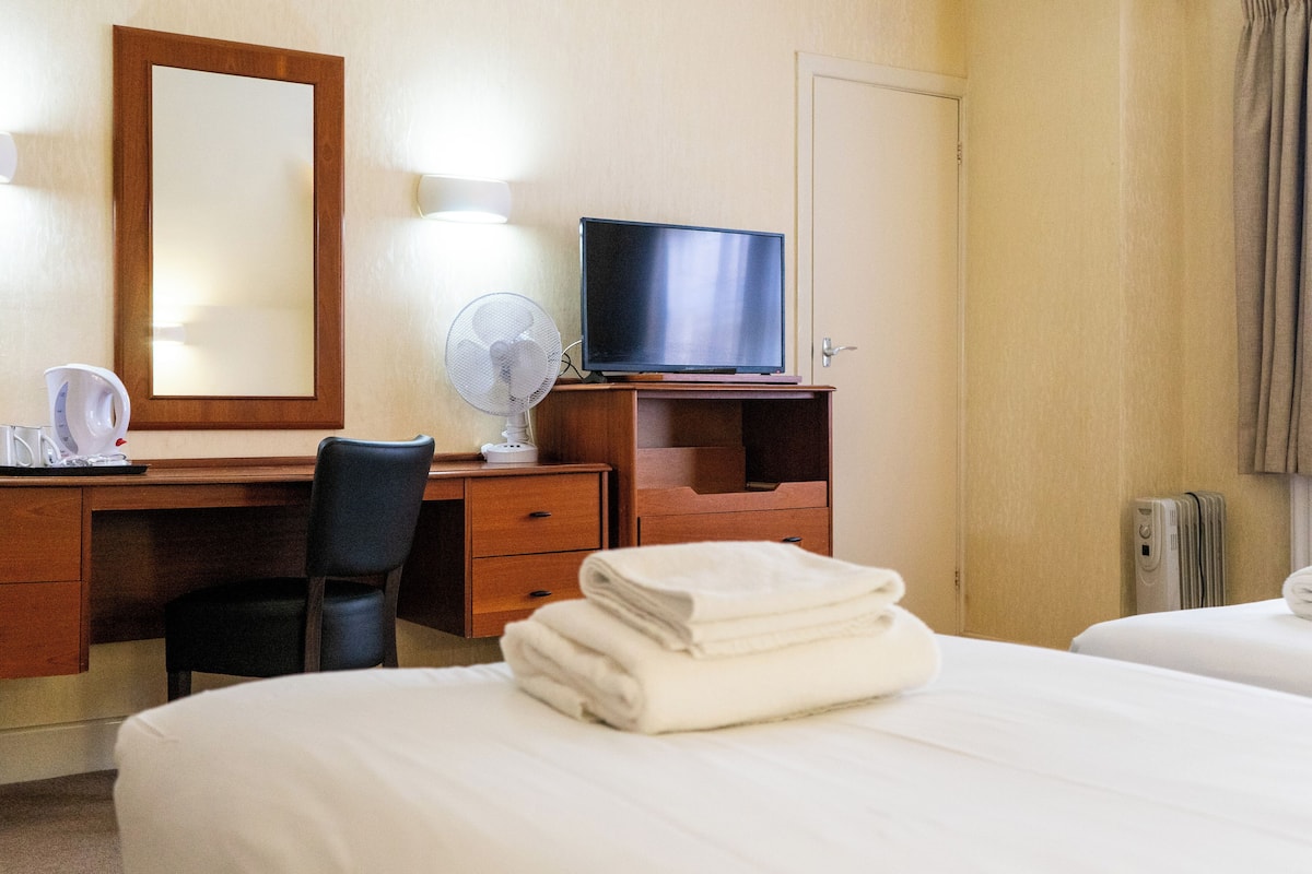 Twin Room | In-room safe, desk, free WiFi, bed sheets