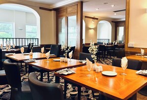 供应早餐、午餐和晚餐