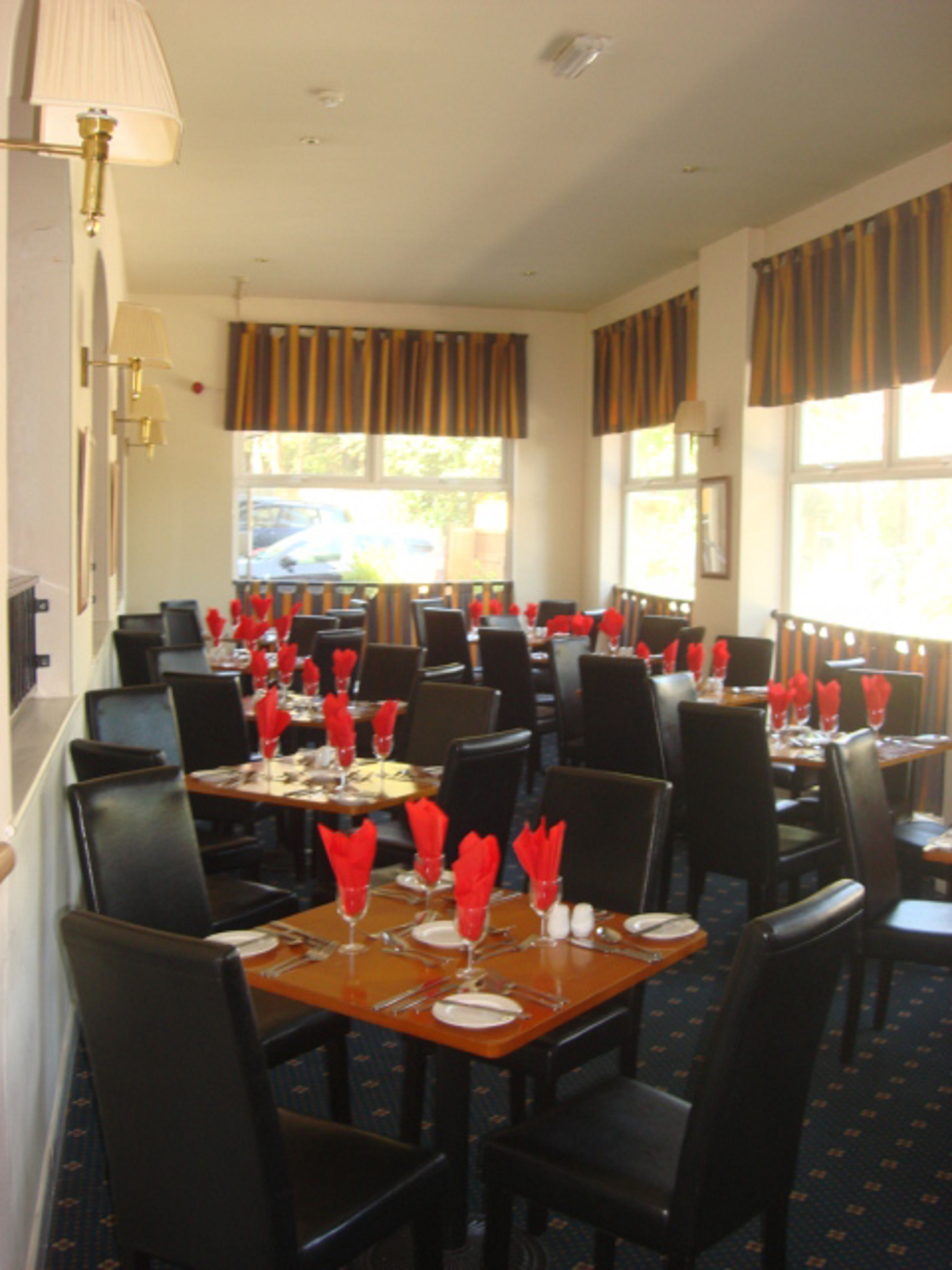 供应早餐、午餐和晚餐