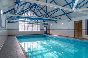 Una piscina cubierta