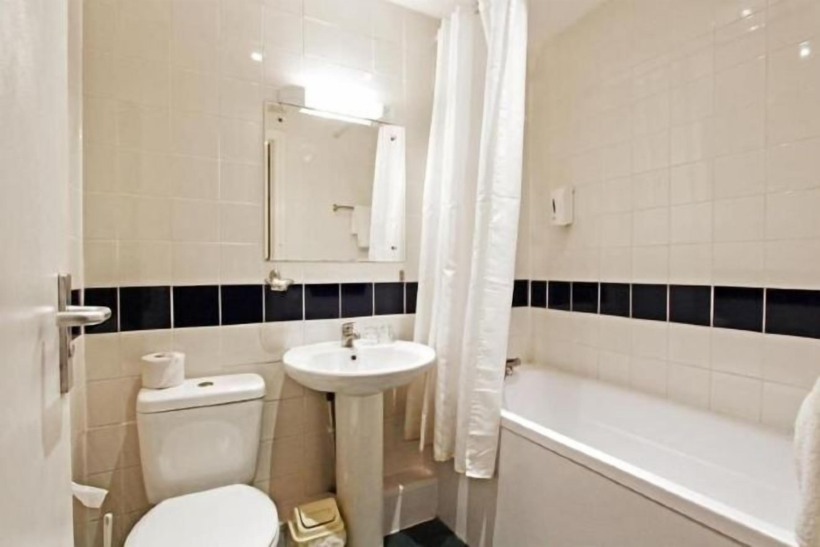 Baño | Tina con regadera, amenidades de baño gratuitas, secadora de cabello 