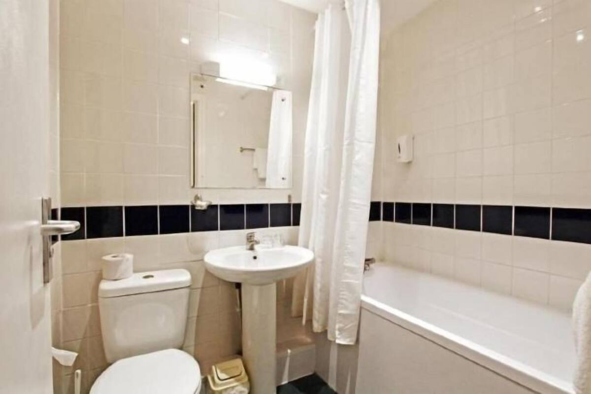 Baño | Tina con regadera, amenidades de baño gratuitas, secadora de cabello