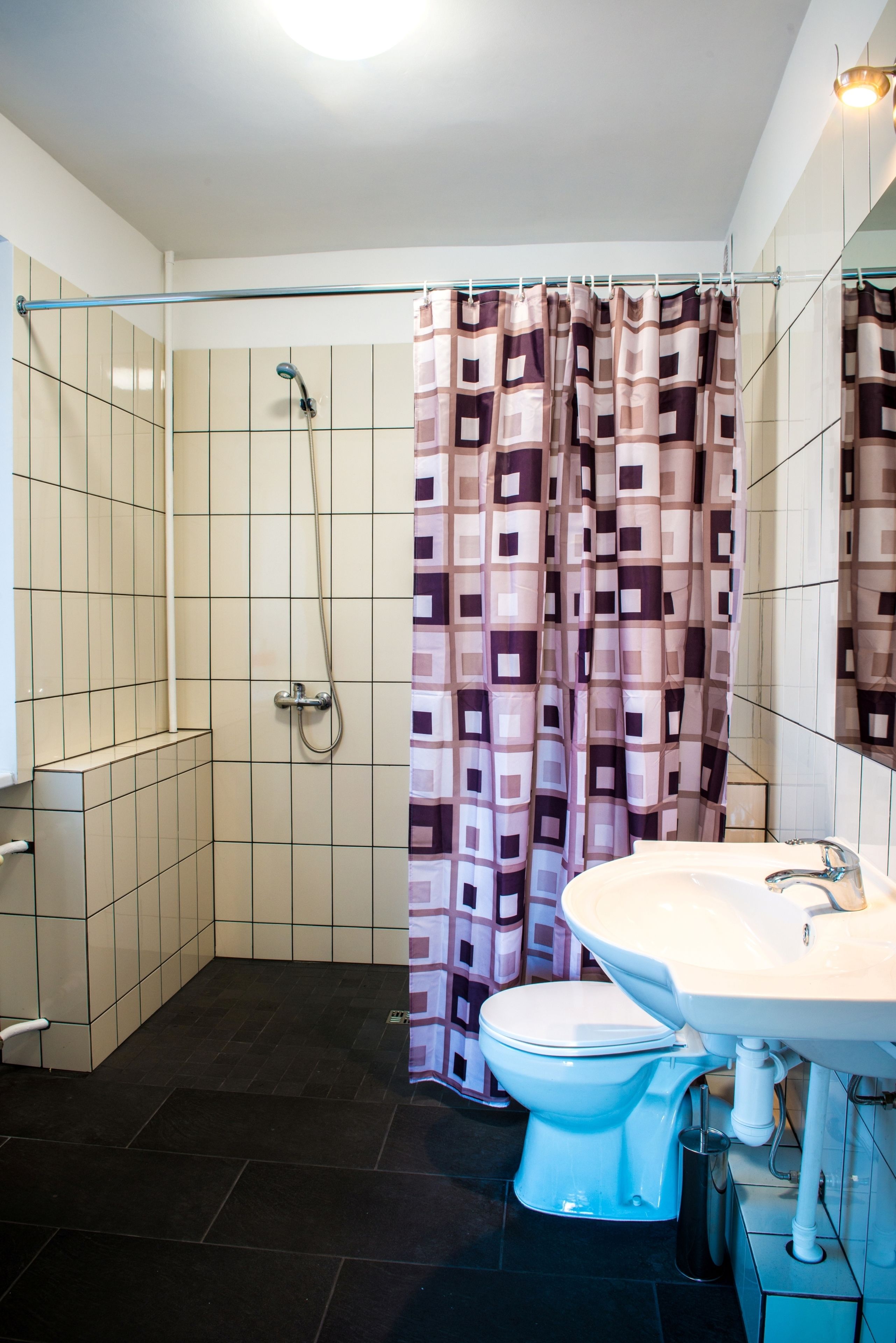 budget class room with shared bathroom with gym access  | bathroom shower