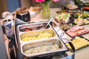 Tägliches Frühstücksbuffet (15 EUR pro Person)