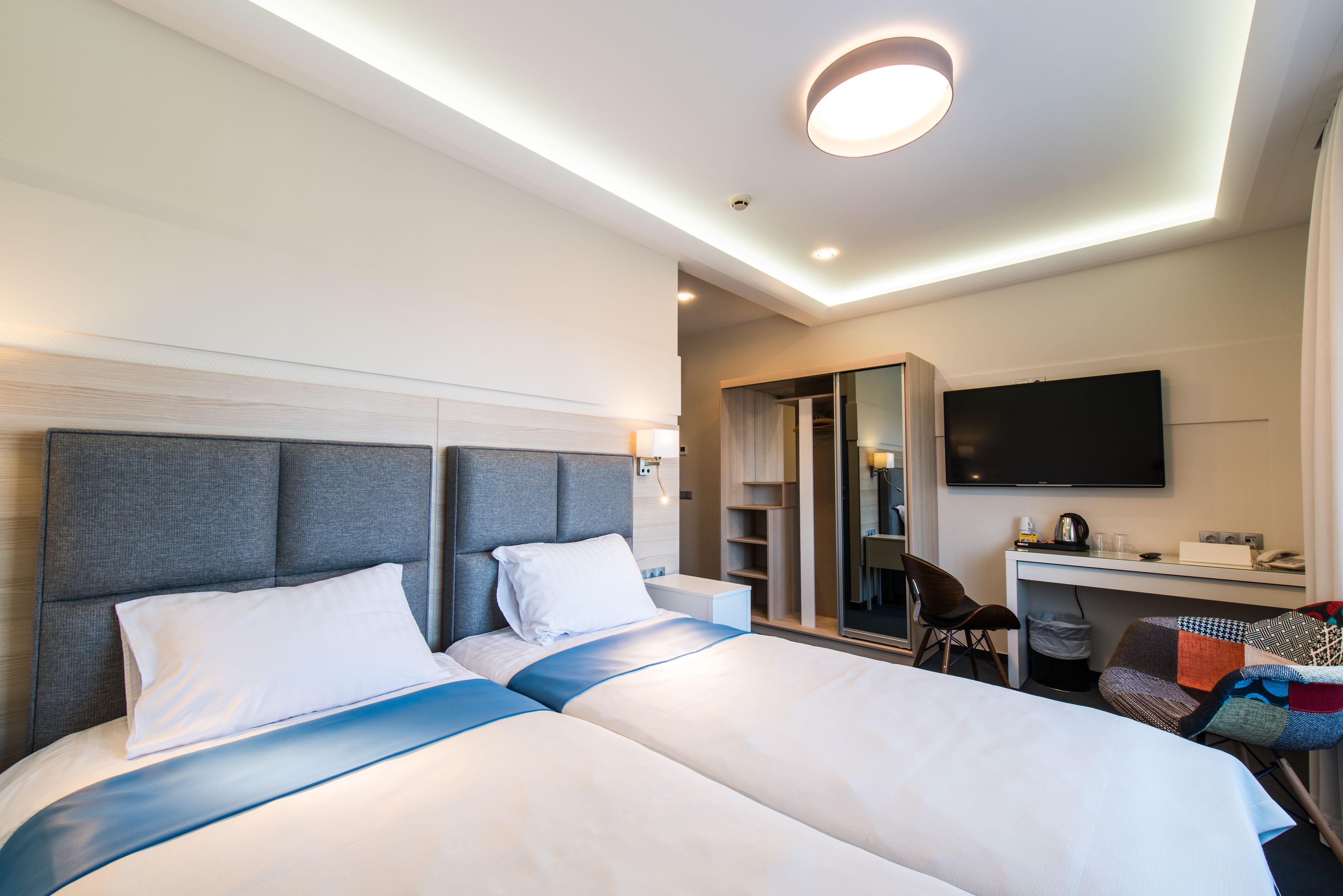 standard double or twin room, accessible, private bathroom | minibar, in-room safe, desk, iron/ironing board