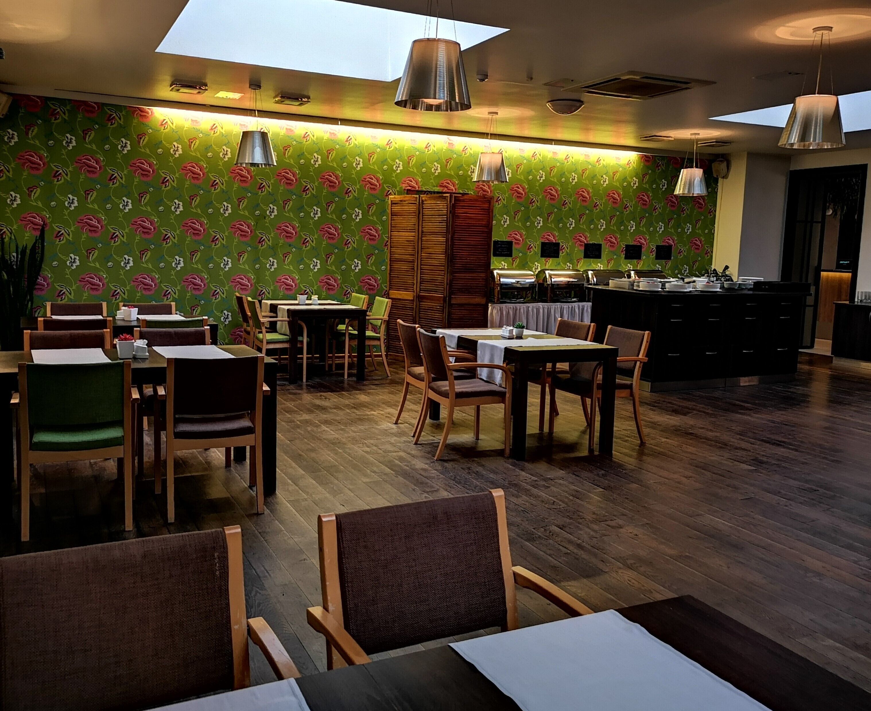 每日供应自助式早餐（每人 EUR 15）