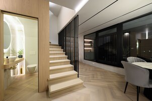 Penthouse Suite | Zona de estar | Televisión LED de 35 pulgadas con canales por cable, una televisión