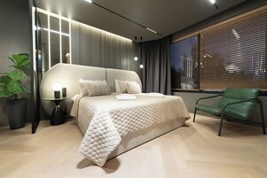 Penthouse Suite | Minibar, caja fuerte, escritorio y tabla de planchar con plancha