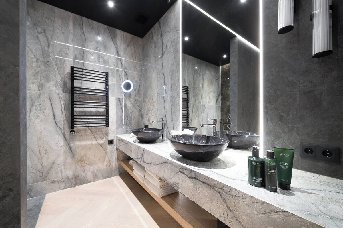 penthouse suite | bathroom | free toiletries, hair dryer, towels