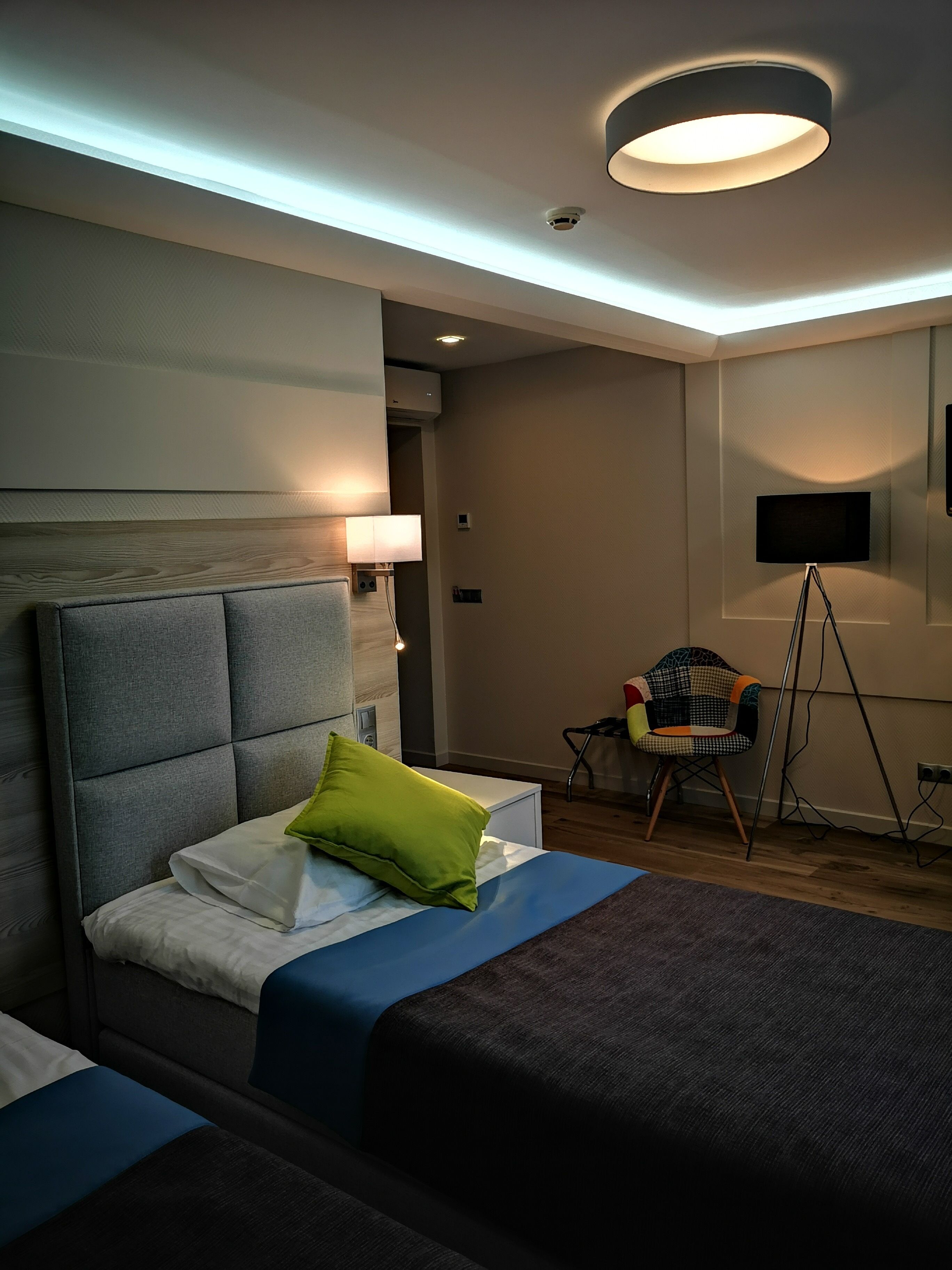 small double room | minibar, in-room safe, desk, iron/ironing board