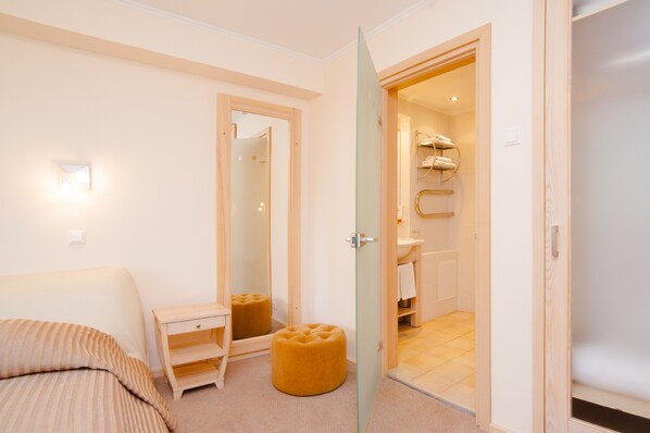 Suite | Minibar, desk, free WiFi, bed sheets