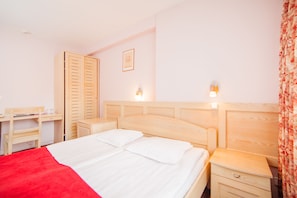 Minibar, skrivebord, wi-fi (inkludert) og sengetøy