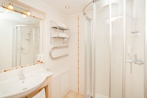 Combined shower/tub, hair dryer, towels