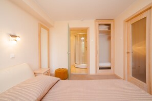 Minibar, Schreibtisch, kostenloses WLAN, Bettwäsche
