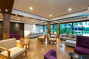 4 bars/lounges, swim-up bar, poolside bar