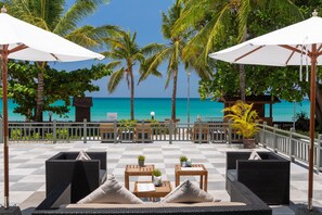 4 bars/lounges, swim-up bar, poolside bar
